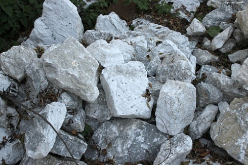 Kamenclub.ru: Мраморизированный известняк фр. 100-500 мм.  купить в Новокузнецке известняк серый белый темно-серый сероватый валун природного образования окатанный 10500 руб/т   фото КАМЕНЬ КЛУБ