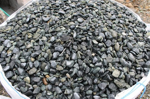 Kamenclub.ru: Щебень галтованный зеленый (змеевик) фр. 20-40 мм.  купить в Новокузнецке мрамор зеленый, салатовый оголтованный щебень мраморный 12500 руб/т   фото КАМЕНЬ КЛУБ