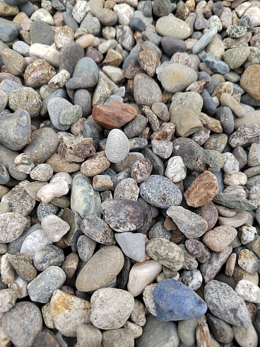 Kamenclub.ru: Галька речная окат (серая) фр.10-20 мм купить  в Новокузнецке галька речная серая, серый, темно-серый, светло-серый, коричневый ландшафтная декоративная речная окатанная округлая галька 5000 руб/т   фото КАМЕНЬ КЛУБ