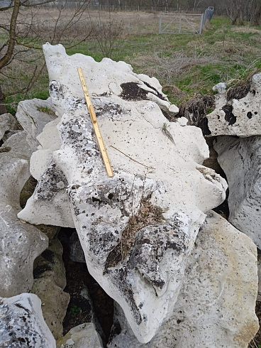 Kamenclub.ru: Выветренный известняк (степной) фр. 500-1500 мм.  купить в Новокузнецке    10000 руб/т   фото КАМЕНЬ КЛУБ