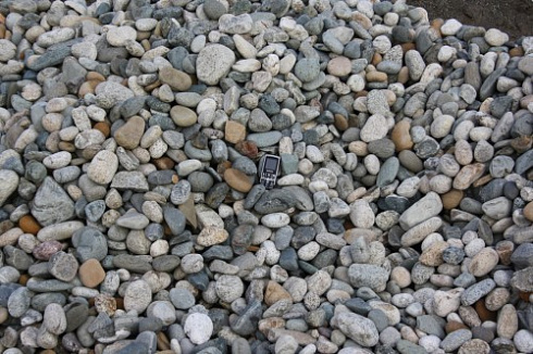 Kamenclub.ru: Галька речная окат (ассорти) фр. 50-100 мм. купить  в Новокузнецке галька природная округлая серая белая черная серая коричневая синяя галька речная окатанная округлая 6200 руб/т   фото КАМЕНЬ КЛУБ