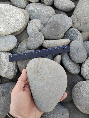 Kamenclub.ru: Галька речная плоская (ассорти) фр. 70-150 мм. купить  в Новокузнецке галька галечник серый белый темно-серый синий светло-серый плоская природная галька  9000 руб/т   фото КАМЕНЬ КЛУБ