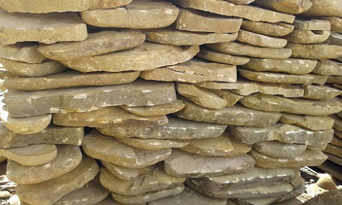 Kamenclub.ru: Песчаник колотый для облицовки (фр. 2-3 см)  купить в Новокузнецке песчаник бежевый серый рыжий песчаник строительный 5000 руб/т   фото КАМЕНЬ КЛУБ