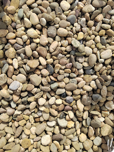 Kamenclub.ru: Галька речная окат рыжая фр. 20-40 мм. купить  в Новокузнецке галька речная окатанная рыжая желтая серая округлая речная галька 5000 руб/т   фото КАМЕНЬ КЛУБ