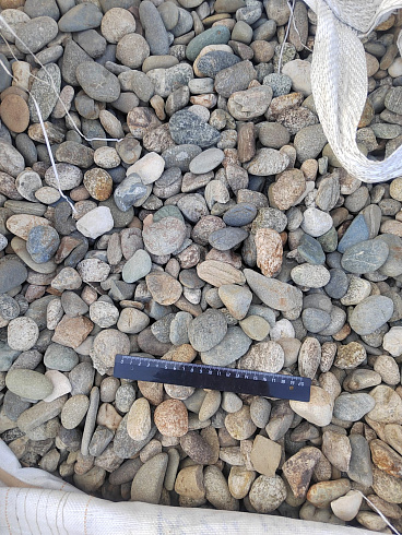 Kamenclub.ru: Галька речная окат (пестрая) фр. 20-40 мм. купить  в Новокузнецке галька речная пестрая, серая, серые оттенки галька речная окатанная округлая 5000 руб/т   фото КАМЕНЬ КЛУБ