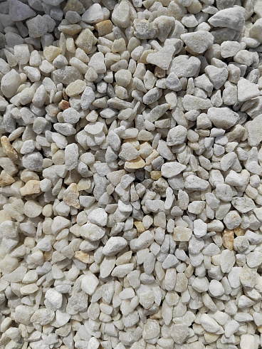 Kamenclub.ru: Мраморная крошка, щебень, цвет-белый, фр. 5-10 мм.  купить в Новокузнецке мрамор белый, айвори, молочный мраморная каменная крошка ландшафтная 12000 руб/т   фото КАМЕНЬ КЛУБ