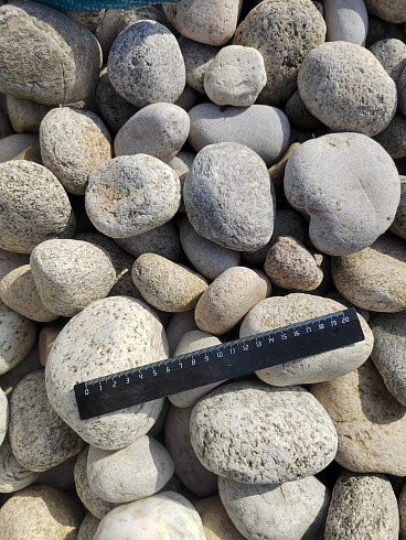 Kamenclub.ru: Галька речная окат (серо-белая) фр. 70-120 мм купить  в Новокузнецке галька галечник бело-серая, серо-белая, серая, белая речная природная галька  8000 руб/т   фото КАМЕНЬ КЛУБ