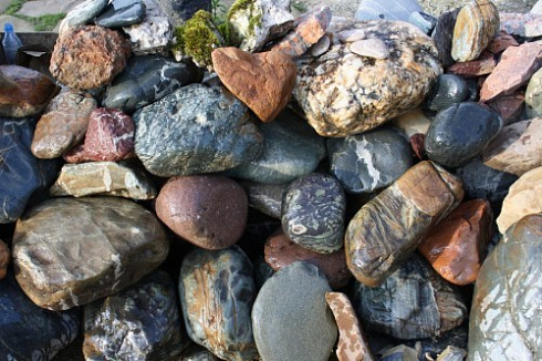 Kamenclub.ru: Ландшафтные валунчики фр.100-500 мм.  купить в Новокузнецке крупный природный камень серый, темно-серый, светло-серый речной валун крупный 4800 руб/т   фото КАМЕНЬ КЛУБ