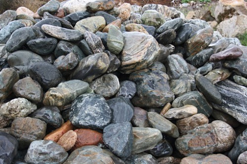 Kamenclub.ru: Ландшафтные валунчики фр.100-500 мм.  купить в Новокузнецке крупный природный камень серый, темно-серый, светло-серый речной валун крупный 4800 руб/т   фото КАМЕНЬ КЛУБ