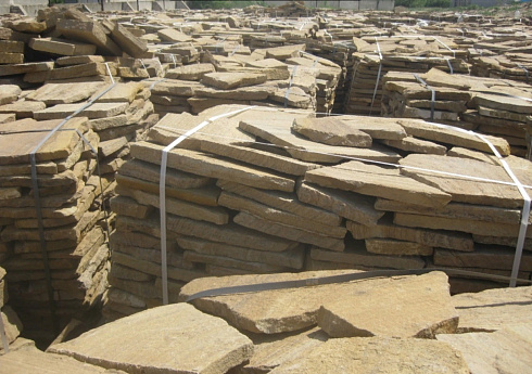 Kamenclub.ru: Песчаник пластушка желтый с рисунком (3 см)  купить в Новокузнецке песчаник желтый с рисунком, рыжий, желтый песчаник пластушка ландшафтная рваная 8 500 руб/м3   фото КАМЕНЬ КЛУБ