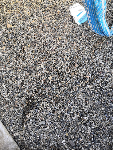 Kamenclub.ru: Галька речная окат (серая) фр.3-5 мм купить  в Новокузнецке галька речная серая бежевый темно-серый окатанный речной камень округлый 9500 руб/т   фото КАМЕНЬ КЛУБ