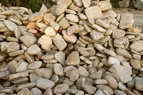 Kamenclub.ru: Песчаник для мощения дорожек, площадок, парковок ( фр 5-10 см)  купить в Новокузнецке песчаник  серый желтый коричневый рыжий песчаник оголтованный окатанный 6500 руб/т   фото КАМЕНЬ КЛУБ