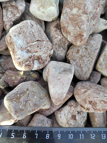 Kamenclub.ru: Мраморная крошка (щебень галтованный розовый) фр.20-40 мм.  купить в Новокузнецке мрамор розовый, красный оголтованный округлый щебень  15000 руб/т   фото КАМЕНЬ КЛУБ