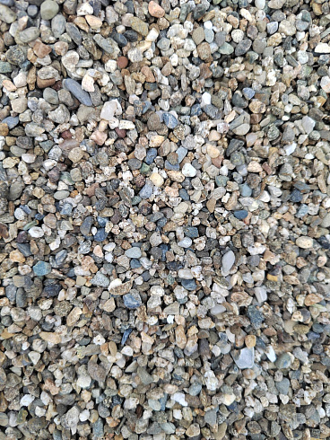 Kamenclub.ru: Галька речная окат (серая) фр.3-5 мм купить  в Новокузнецке галька речная серая бежевый темно-серый окатанный речной камень округлый 9500 руб/т   фото КАМЕНЬ КЛУБ