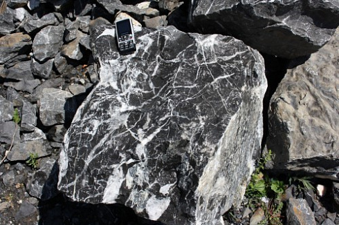 Kamenclub.ru: Черный мрамор скальник фр. 1000-1500 мм.  купить в Новокузнецке мрамор черный белый серый крупный колотый валун ландшафтный 9000 руб/т   фото КАМЕНЬ КЛУБ