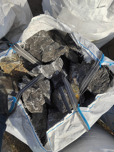 Kamenclub.ru: Черный мрамор скальник фр. 100-500 мм.  купить в Новокузнецке мрамор черный белый серый крупный колотый валун ландшафтный 8500 руб/т   фото КАМЕНЬ КЛУБ