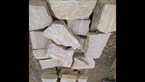 Kamenclub.ru: Песчаник пластушка желтый с рисунком (4-6 см)  купить в Новокузнецке плитняк пластушка желтый с рисунком песчаник 9 000 руб/м3   фото КАМЕНЬ КЛУБ