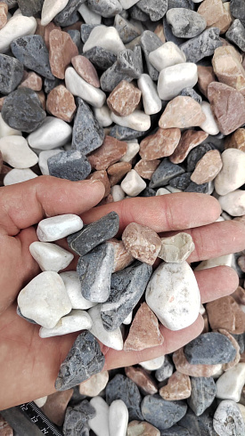 Kamenclub.ru: Мраморная крошка (щебень галтованный микс:белый-зеленый-розовый) фр.20-40 мм.  купить в Новокузнецке мрамор белый, зеленый, розовый мрамор декоративный (галтовка) 15500 руб/т   фото КАМЕНЬ КЛУБ