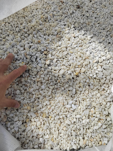 Kamenclub.ru: Мраморная крошка, щебень, цвет-белый, фр. 5-10 мм.  купить в Новокузнецке мрамор белый, айвори, молочный мраморная каменная крошка ландшафтная 12000 руб/т   фото КАМЕНЬ КЛУБ