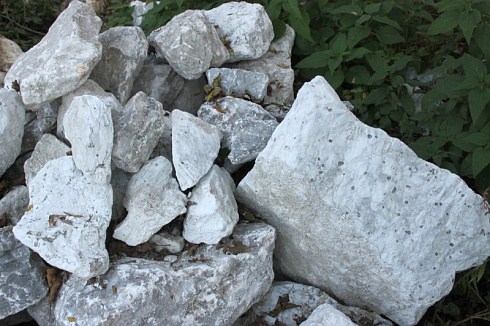 Kamenclub.ru: Мраморизированный известняк фр. 100-500 мм.  купить в Новокузнецке известняк серый белый темно-серый сероватый валун природного образования окатанный 10500 руб/т   фото КАМЕНЬ КЛУБ