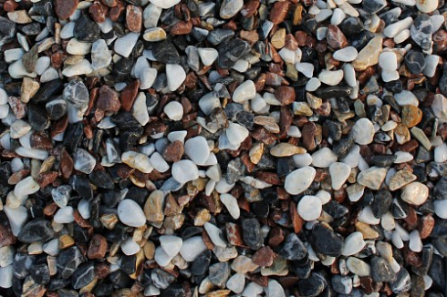 Kamenclub.ru: Мраморная крошка (щебень крошка микс : белый-черный-розовый) фр. 5-10 мм.  купить в Новокузнецке мрамор белый, черный, розовый, разноцветный микс декоративная мраморная каменная крошка 12000 руб/т   фото КАМЕНЬ КЛУБ