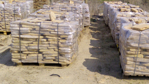 Kamenclub.ru: Песчаник пластушка галтованный желтый с рисунком (3 см)  купить в Новокузнецке плитняк - пластушка желтый песчаник 21000 руб/м3   фото КАМЕНЬ КЛУБ