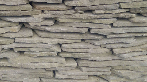 Kamenclub.ru: Песчаник пластушка светло-серый (3,0 см)  купить в Новокузнецке песчаник светло-серый, серый песчаник рваный ландшафтный колотый 13800 руб/м3   фото КАМЕНЬ КЛУБ