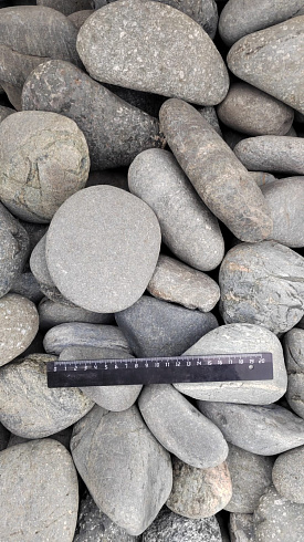 Kamenclub.ru: Галька речная окат (темно-серая) фр. 70-150 мм. купить  в Новокузнецке галька речная темно-серая, синяя, серая речная галька округлая  8000 руб/т   фото КАМЕНЬ КЛУБ