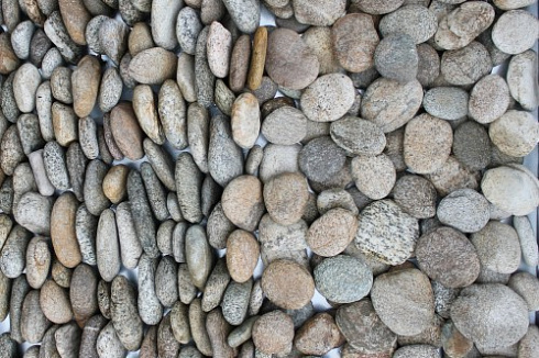 Kamenclub.ru: Галька речная плоская (серо-белая) фр. 70-120 мм. купить  в Новокузнецке галька галечник речной серый, белый окатанная плоская  природная галька 9000 руб/т   фото КАМЕНЬ КЛУБ