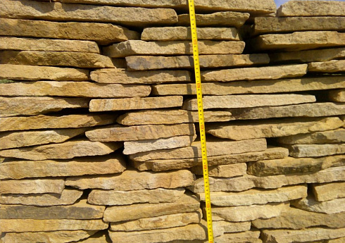 Kamenclub.ru: Песчаник пластушка желтый с разводом под дерево (2 см)  купить в Новокузнецке плитняк желтый с разводами, желтый, рыжий, серый песчаник пластушка рваная ландшафтная 11 000 руб/м3   фото КАМЕНЬ КЛУБ