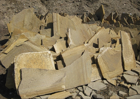 Kamenclub.ru: Форматный камень (плаха) пошаговая дорожка от 70-150 см (4 -12 см)  купить в Новокузнецке плитняк  форматный плаха желтый песчаник 9 000 руб/т   фото КАМЕНЬ КЛУБ