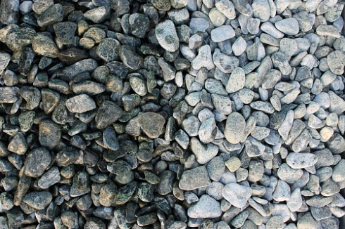 Kamenclub.ru: Щебень галтованный зеленый (змеевик) фр. 20-40 мм.  купить в Новокузнецке мрамор зеленый, салатовый оголтованный щебень мраморный 12500 руб/т   фото КАМЕНЬ КЛУБ