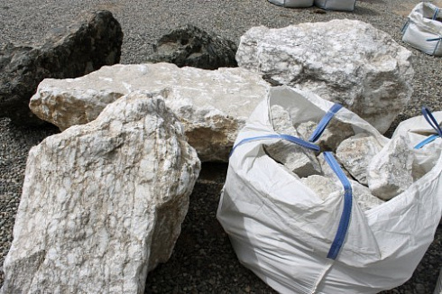 Kamenclub.ru: Мраморизированный известняк фр. 100-500 мм.  купить в Новокузнецке известняк серый белый темно-серый сероватый валун природного образования окатанный 10500 руб/т   фото КАМЕНЬ КЛУБ