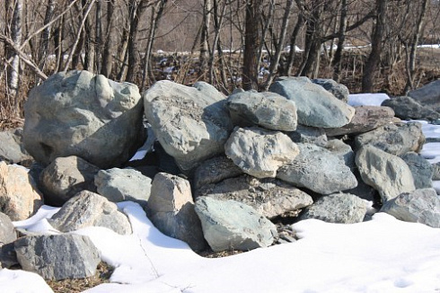 Kamenclub.ru: Гранит скальник (серо-зеленый) фр. 500-1500 мм.  купить в Новокузнецке гранит мрамор  серый зеленый темно-серый глыба скальная колотая ландшафтная 7 500 руб/т   фото КАМЕНЬ КЛУБ