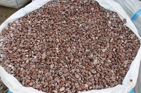 Kamenclub.ru: Мраморная крошка (щебень галтованный розовый) фр.10-20 мм.  купить в Новокузнецке мрамор розовый, красный ландшафтный декоративный окатанный округлый щебень 15000 руб/т   фото КАМЕНЬ КЛУБ