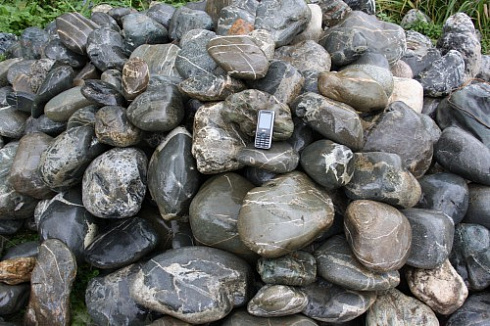 Kamenclub.ru: Валунчик Паутинник фр.100-300 мм  купить в Новокузнецке крупный природный камень галечник темно-серый с прожилками белый черный речной валунчик 5000 руб/т   фото КАМЕНЬ КЛУБ