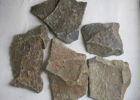 Kamenclub.ru: Песчаник пластушка "фонтанка" серо-зеленая (3,0-5,0 см)  купить в Новокузнецке песчаник серо-зеленая колотые плитки облицовочные пластушки 11400 руб/м3   фото КАМЕНЬ КЛУБ