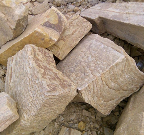 Kamenclub.ru: Песчаник пластушка желтый с рисунком (7-15 см)  купить в Новокузнецке плитняк - пластушка - бут желтый песчаник 10200 руб/м3   фото КАМЕНЬ КЛУБ