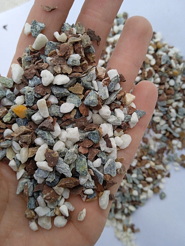 Kamenclub.ru: Мраморная крошка (щебень галтованный микс:белый-черный-розовый-медовый) фр.5-10 мм.  купить в Новокузнецке мрамор белый, медовый, черный, розовый мраморный галтованный щебень декоративный ландшафтный 15500 руб/т   фото КАМЕНЬ КЛУБ