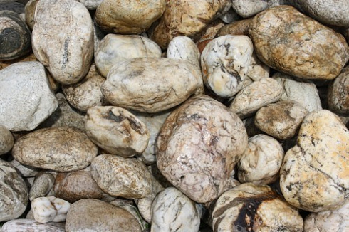 Kamenclub.ru: Кварцевый валунчик фр.100-300 мм.  купить в Новокузнецке кварц белый, бежевый молочный рыжий крупный природный камень галечник 7850 руб/т   фото КАМЕНЬ КЛУБ