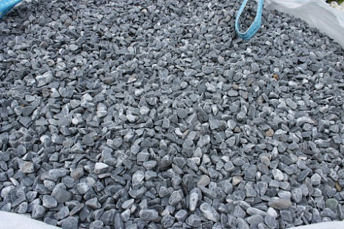 Kamenclub.ru: Щебень галтованный черный (мрамор) фр.10-20 мм.  купить в Новокузнецке мрамор черный с белыми прожилками, черный, белый окатанный округлый ландшафтный декоративный щебень 15000 руб/т   фото КАМЕНЬ КЛУБ