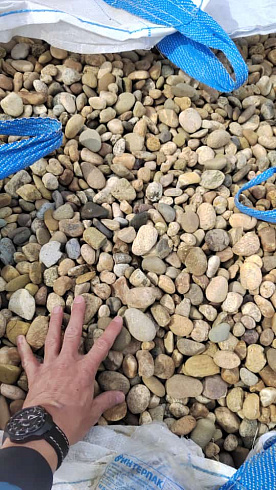 Kamenclub.ru: Галька речная окат рыжая фр. 20-40 мм. купить  в Новокузнецке галька речная окатанная рыжая желтая серая округлая речная галька 5000 руб/т   фото КАМЕНЬ КЛУБ