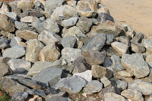 Kamenclub.ru: Гранит скальник (серо-зеленый) фр. 100-500 мм.  купить в Новокузнецке гранит зеленый, серый, салатовый крупный ландшафтный валун 6 000 руб/т   фото КАМЕНЬ КЛУБ