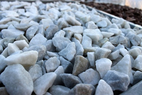 Kamenclub.ru: Мраморная крошка, щебень, цвет-белый,  фр. 20-40 мм.  купить в Новокузнецке мрамор белый молочный слоновая кость айвори  мраморная крошка ландшафтная 12000 руб/т   фото КАМЕНЬ КЛУБ