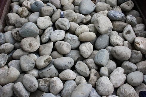 Kamenclub.ru: Темно-серый валунчик фр.100-300 мм.  купить в Новокузнецке крупный природный камень серый, темно-серый, светло-серый речная галька большого размера окатанная 4500 руб/т   фото КАМЕНЬ КЛУБ