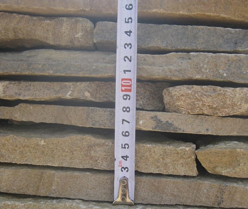 Kamenclub.ru: Песчаник пластушка желтый с разводом под дерево (2 см)  купить в Новокузнецке плитняк желтый с разводами, желтый, рыжий, серый песчаник пластушка рваная ландшафтная 11 000 руб/м3   фото КАМЕНЬ КЛУБ