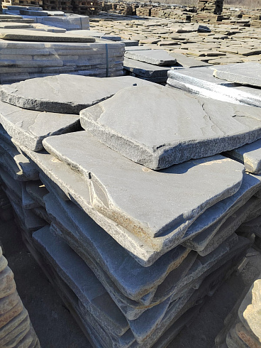 Kamenclub.ru: Песчаник пластушка галтованная светло-серая (3,0 см)  купить в Новокузнецке песчаник светло-серый, серый ландшафтный камень рваный колотый 21000 руб/м3   фото КАМЕНЬ КЛУБ