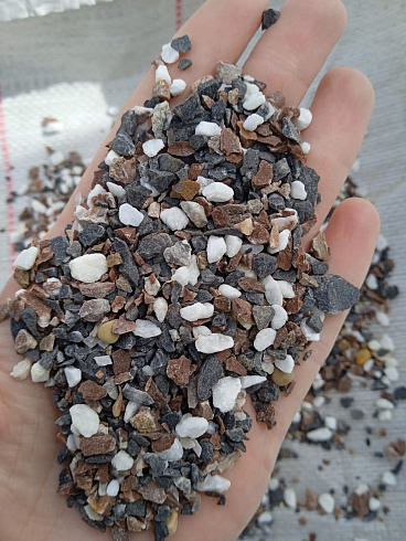 Kamenclub.ru: Мраморная крошка (щебень галтованный микс:белый-черный-розовый-медовый) фр.5-10 мм.  купить в Новокузнецке мрамор белый, медовый, черный, розовый мраморный галтованный щебень декоративный ландшафтный 15500 руб/т   фото КАМЕНЬ КЛУБ