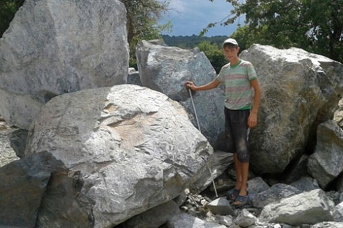 Kamenclub.ru: Змеевик скальник фр. 500-1500 мм.  купить в Новокузнецке змеевик зеленый серый черный глыба скальная колотая 7500 руб/т   фото КАМЕНЬ КЛУБ