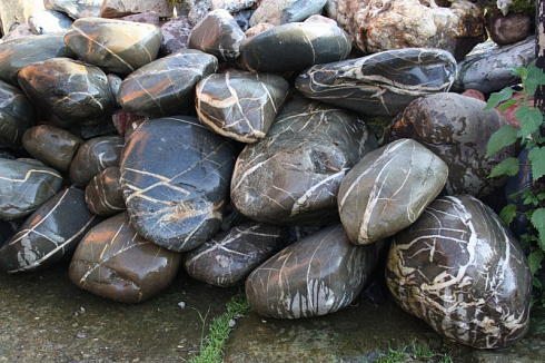 Kamenclub.ru: Валунчик Паутинник фр.100-300 мм  купить в Новокузнецке крупный природный камень галечник темно-серый с прожилками белый черный речной валунчик 5000 руб/т   фото КАМЕНЬ КЛУБ